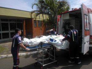 Delvane Rosso, vítima da boate Kiss, é transferido para a unidade de queimados do HPS de Porto Alegre (Foto: Ivani Schütz/RBS TV)