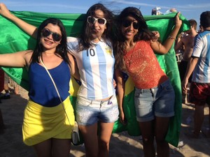 Heloíza entre Elisete e Laís promovendo um 'intercâmbio' com os argentinos (Foto: Alba Valéria Mendonça/ G1)