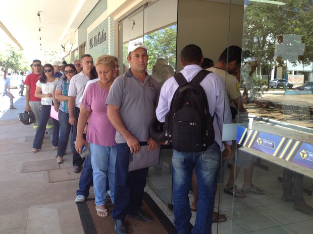 Horario reduzido de atendimento do Detran/TO gera longas filas em Palmas (Foto: Rachel Lemos/TV Anhanguera TO)