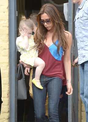 Victoria Beckham com a filha, Harper, em Los Angeles, nos Estados Unidos (Foto: Splash News/ Agência)