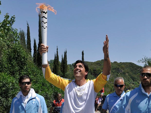 A tocha olímpica é carregada pelo o ex-jogador de vôlei Giovane na cerimônia de acendimento da tocha para os Jogos Olímpicos Rio 2016 no local da antiga Olímpia, na Grécia (Foto: Alkis Konstantinidis/Reuters)