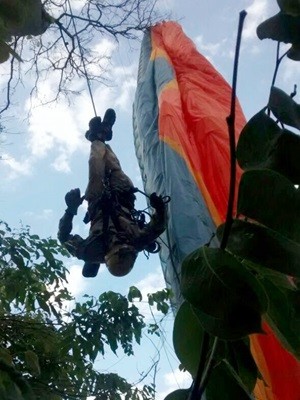 Parapentista ficou preso em árvore em região de mata fechada (Foto: Divulgação/Corpo de Bombeiros)