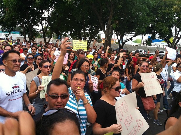 Professores protestam em frente à sede da Prefeitura de Manaus (Foto: Camila Henriques/G1 AM)
