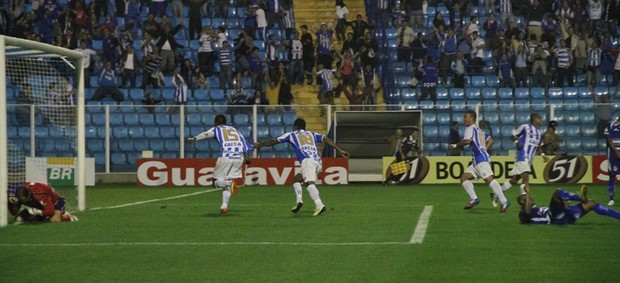 Gol do Pirão, na vitória sobre o Barueri (Foto: Jamira Furlani, divulgação / Avaí)