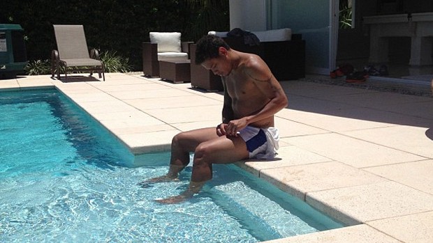 Carlos Eduardo na piscina (Foto: Reprodução / Instagram)