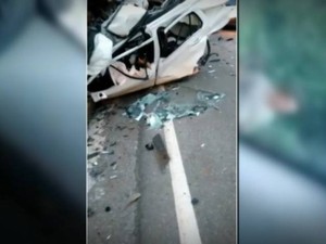 Carro em as três vítimas estavam ficou destruído após a colisão. Redenção morte do prefeito Vanderlei Coimbra (Foto: Reprodução/TV Liberal)