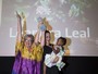 Leandra Leal, com a filha nos braços, é homenageada em festival