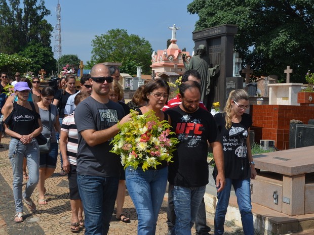 Clarice da Costa, atropelada na entrada do Aeroporto de Congonhas, foi sepultada no Cemitério da Saudade, em Piracicaba (Foto: Thomaz Fernandes/G1)