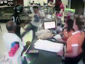 Vídeo mostra criminoso sendo rendido após anunciar a tentativa de roubo (Foto: Reprodução / Câmera de Segurança)