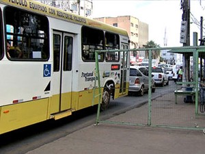 Poucos ônibus circulam no Centro da capital (Foto: Reprodução/TVCA)
