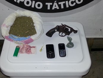 Maconha, cocaína e uma arma foram encontradas na residência (Foto: Divulgação / Polícia Militar) Maconha, cocaína e uma arma foram encontradas na residência (Foto: Divulgação / Polícia Militar)