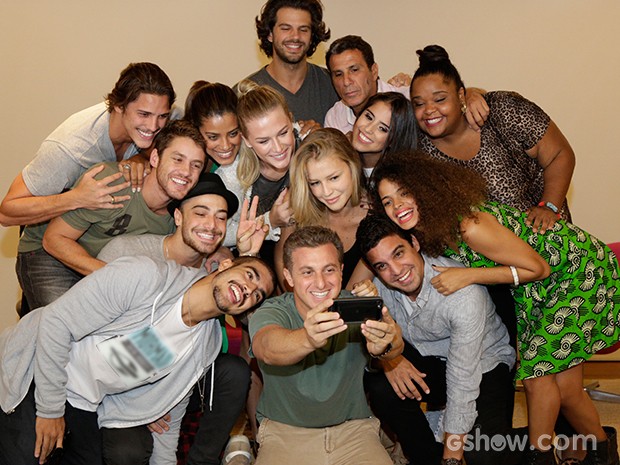 Time do 'Saltibum' posa com Luciano Huck para 'selfie' (Foto: Fbio Rocha/TV Globo)