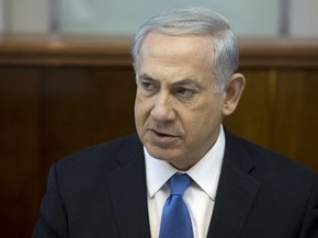 O premiê de Israel, Benjamin Netanyahu, durante reunião do gabinete neste domingo (27) (Foto: Sebastian Scheiner/Reuters)