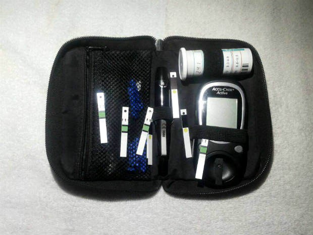 Fitas e aparelho usado para medição de açúcar no sangue de pacientes diabéticos (Foto: Arquivo pessoal)