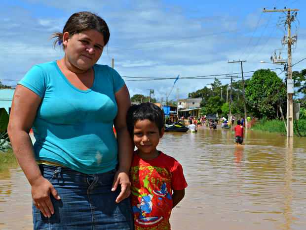 Moradora de Brasiléia, a doméstica Rosilene Rodrigues diz que perdeu praticamente tudo em casa (Foto: Caio Fulgêncio/G1)