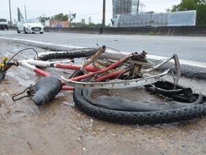 Bicicleta usada pelos assaltantes ficou completamente destruída   (Foto: Walter Paparazzo/G1)