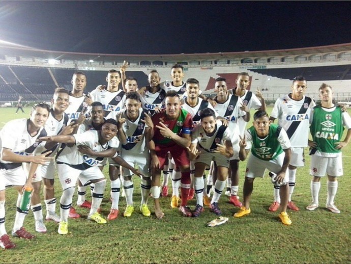 Garotos do Vasco comemoram a vitória sobre o Santos no Sub-20 (Foto: Reprodução/ Instagram) Garotos do Vasco comemoram a vitória sobre o Santos no Sub-20 (Foto: Reprodução/ Instagram)