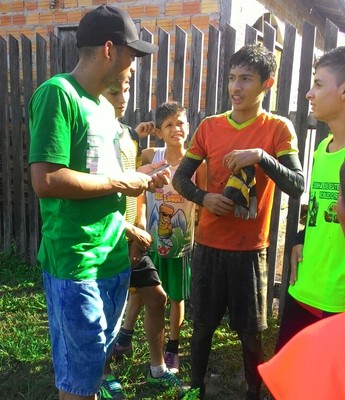 Andrelino foi cercado por jovens que também sonham com a carreira de jogador de futebol (Foto: Carlos Santos/Arquivo pessoal)