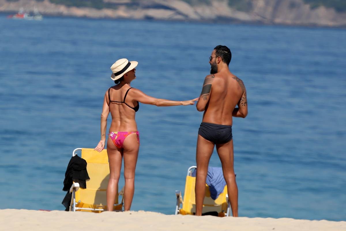 Carolina Ferraz com o namorado, Marcelo Marins (Foto: André Freitas / Agnews)