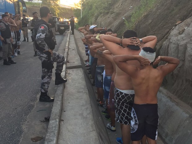 Torcedores foram presos depois de confusão em João Pessoa (Foto: Walter Paparazzo/G1)