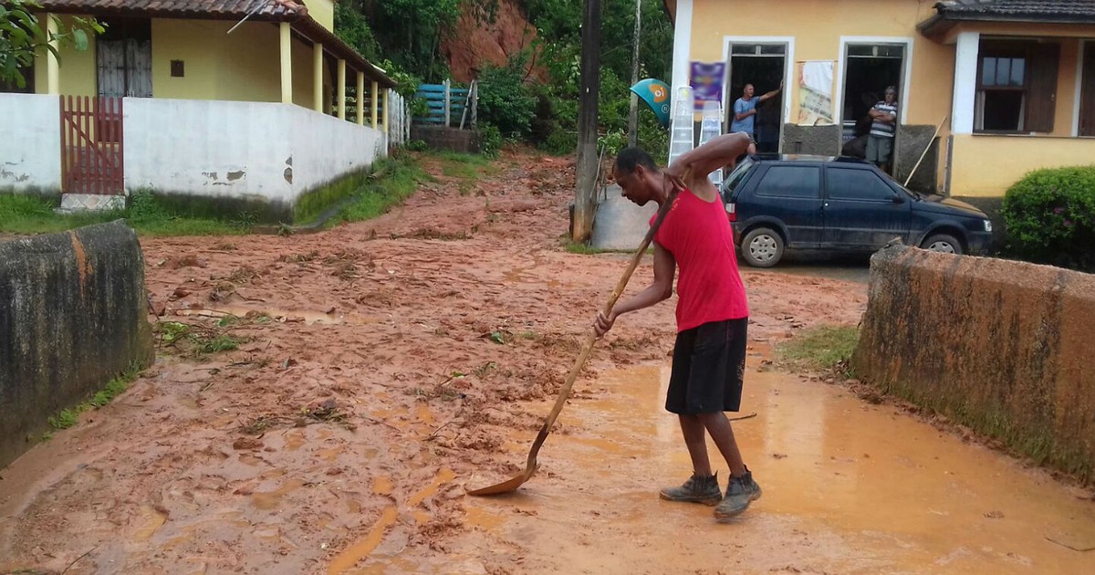 G1 - Após chuva, rio sobe e destrói ponte na área rural de Santos