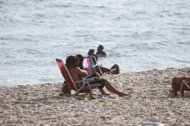 Bruno Gissoni com a namorada na praia (Foto: Dilson Silva / AgNews)
