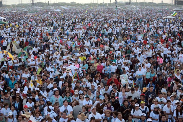 Milhares de fiéis aguardam a chegada do Papa Francisco para missa campal em Guayaquil, no Equador, nesta segunda-feira (6) (Foto: Fernando Vergara/AP)
