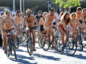 Em dezembro de 2013, grupo pedalou nu em Porto Alegre (Foto: Adriana Franciosi/Agência RBS)