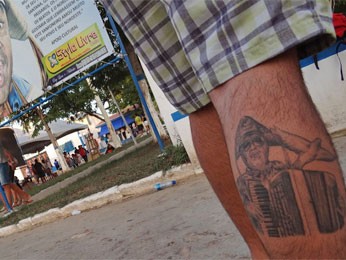 Tatuagem de Thiago na perna em homenagem ao Rei do Baião (Foto: Luna Markman/G1)