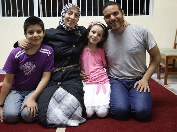Talal com a mulher, Ghazal, e os filhos Riad (à esq.) e Yara.  (Foto: Gabriel Chaim/G1)