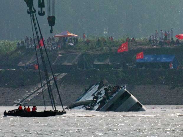 Início da operação que endireitou embarcação (Foto: Andy Wong / AP Photo)