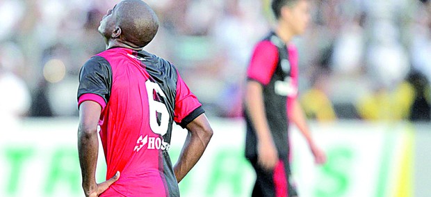 Eron, lateral-esquerdo do Atlético-GO (Foto: Cristiano Borges/O Popular)