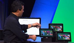 Michael Angiulo, VP da Microsoft, mostra linha de aparelhos com novo Windows 8 (Foto: Divulgação)