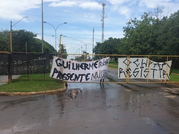Estudantes estendem faixas com homenagem a Guilherme Neto, morto pelo pai, em Goiânia, Goiás (Foto: Vitor Santana/G1)