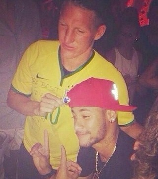 Schweinsteiger e Neymar camisa Brasil (Foto: Reprodução / Twitter)