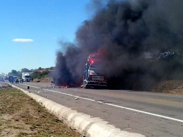 Quatro pessoas morreram, após acidente entre dois caminhões e um carro de passeio nesta quarta. (Foto: Binho Locutor/ Site Binho Locutor)