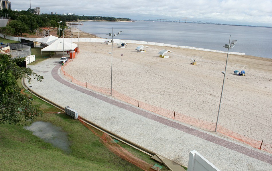 Praia da Ponta Negra estará interditada para o acesso de banhistas durante o Réveillon (Foto: Adneison Severiano/G1 AM)