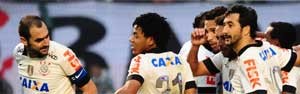 Corinthians volta ao G-4 após pênalti polêmico (Marcos Ribolli / Globoesporte.com)