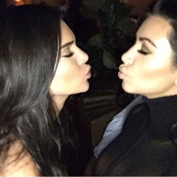 Kendall Jenner e Kim Kardashian em festa (Foto: Instagram/ Reprodução)