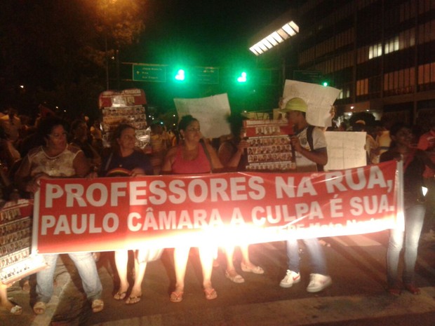 Após assembleia, docentes saíram em passeata e fecharam um trecho da Avenida Agamenon Magalhães, no sentido Olinda-Recife. Via já foi liberada (Foto: Luna Markman/G1)