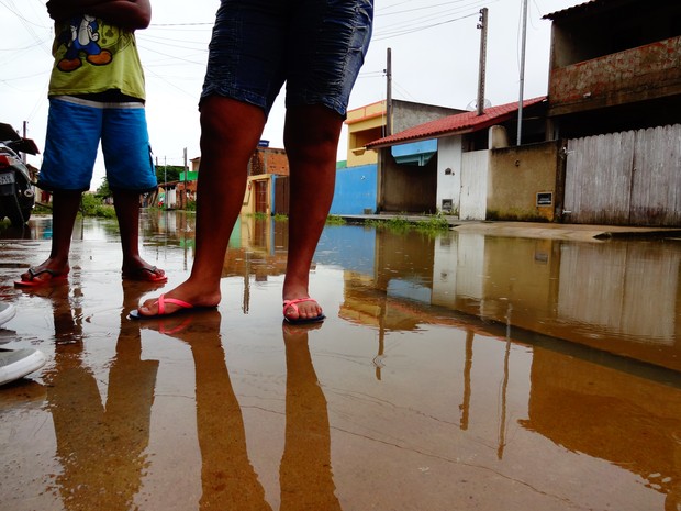 Moradores em contato com a água da chuva podem ser contaminados por doenças como a leptospirose (Foto: Priscilla Alves/ G1)