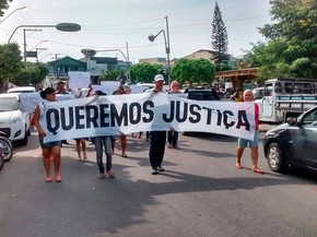 Familiares de jovem estuprada realizaram protesto nesta terça-feira (8) (Foto: Kátia Petersen/TV Santa Cruz)