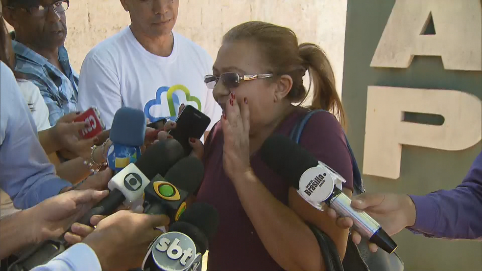 Mulher que se identifica como tia de sequestradora dando entrevista (Foto: TV Globo/Reprodução)