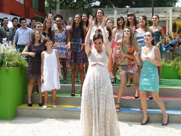 Isabela chama a mulherada para jogar o buquê na Praça Raul Seixas (Foto: Malhação / Tv Globo)