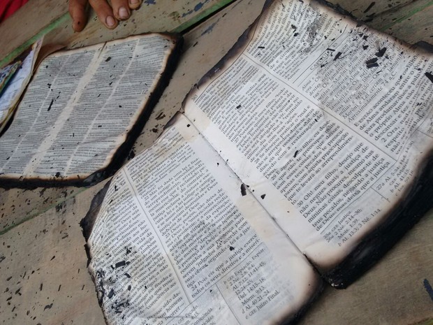 Biblias tiveram apenas as bordas queimadas (Foto: João Carlos Brasil/Tv Tapajós)