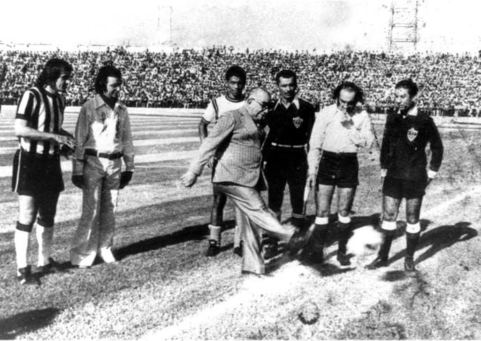 Governador Ernani Satiro, no ponta pé inicial do amistoso de 1975, na inauguração do Estádio Almeidão (Foto: Acervo/Raimundo Nóbrega)