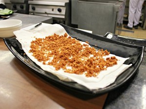 Após ser frito e coado alho deve secar sob um guardanapo ou lenço de papel (Foto: Adneison Severiano G1/AM)
