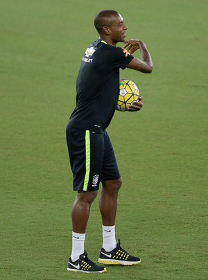 Fernandinho no treino da seleção brasileira (Foto: Pedro Martins/MoWa Press)