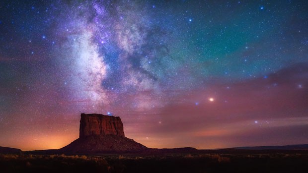 Apesar de ter sido tirada durante um eclipse lunar de 2015, a foto de Albert Dros não registra a Lua, mas sim o céu escuro sob o Monument Valley, nos EUA (Foto: Albert Dros/Observatório Real de Greewich) Apesar de ter sido tirada durante um eclipse lunar de 2015, a foto de Albert Dros não registra a Lua, mas sim o céu escuro sob o Monument Valley, nos EUA (Foto: Albert Dros/Observatório Real de Greewich)