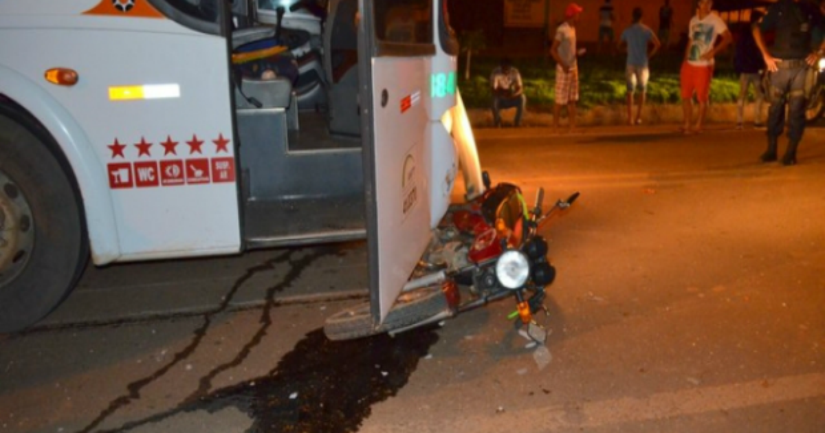 G Motocicleta Colide De Frente Nibus Na Br Em Jaru Ro